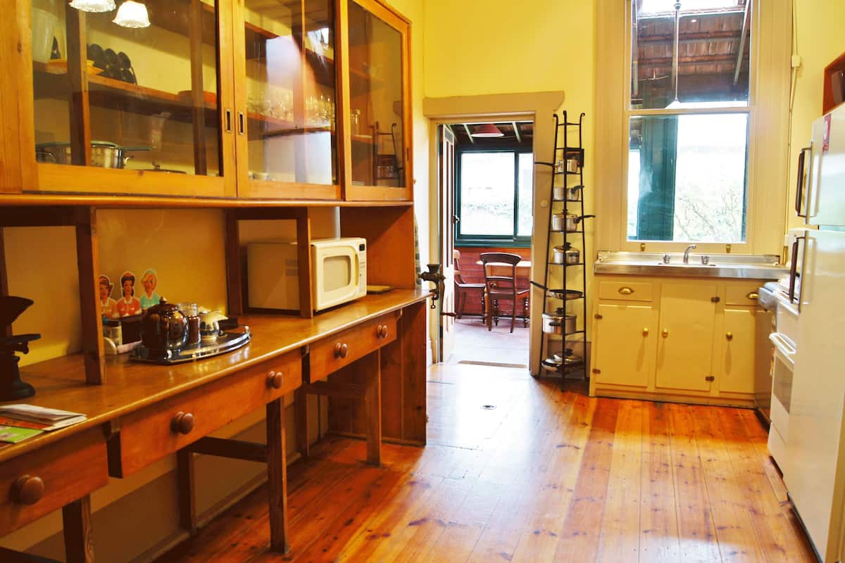 classic apartment, 2 bedrooms (butlers) | private kitchen | full-sized fridge, microwave, oven, stovetop