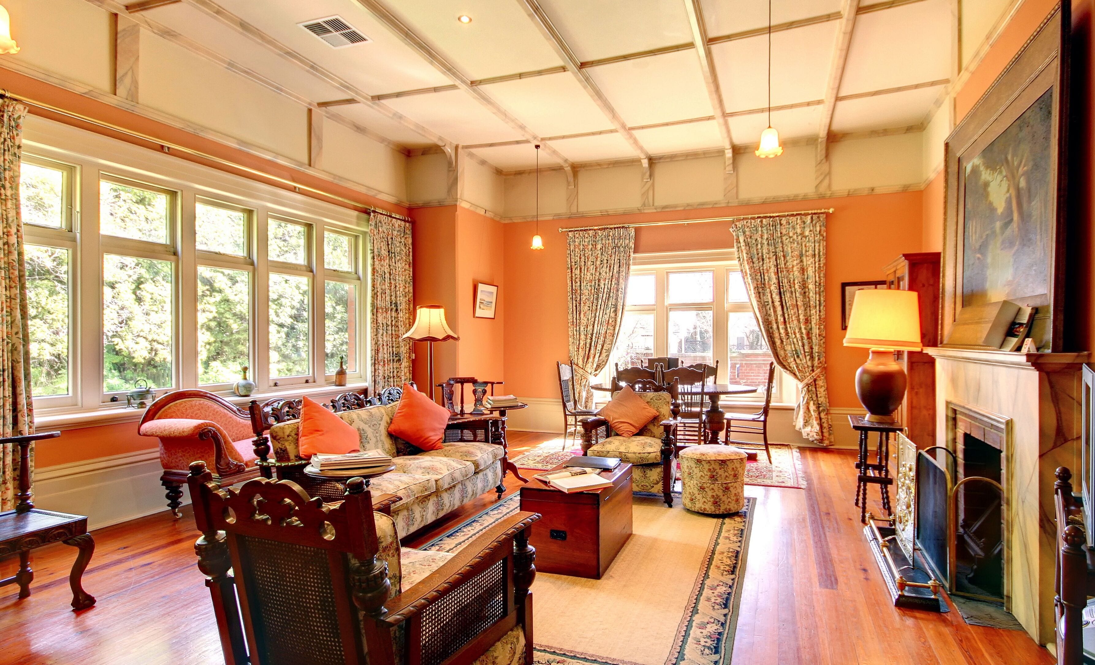 Appartement Classique, 2 chambres (George Lowe Esquire) | Coin séjour | Télévision, lecteur de DVD