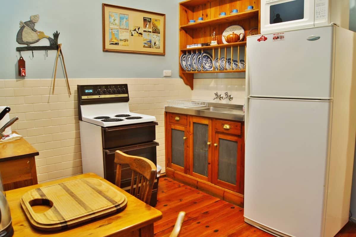 classic apartment, 2 bedrooms (george lowe esquire) | private kitchen | full-sized fridge, microwave, oven, stovetop