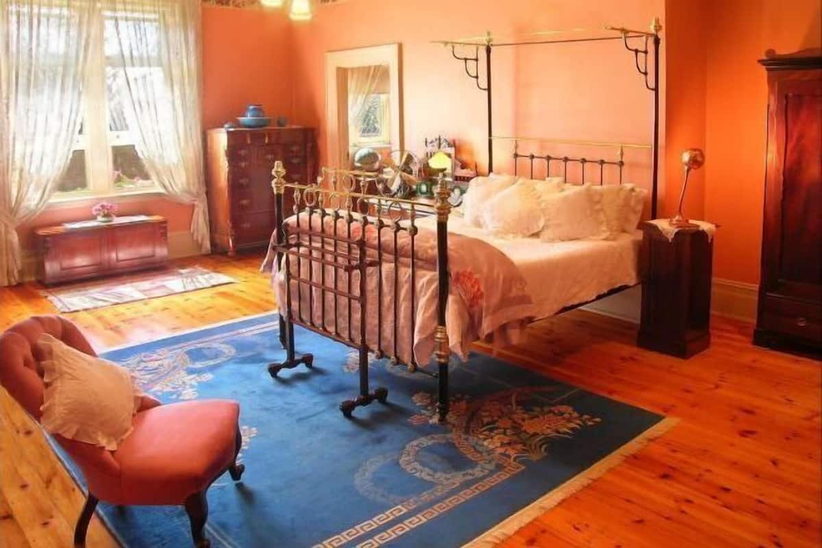 2 Schlafzimmer, individuell dekoriert, individuell eingerichtet