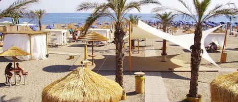 Privatstrand in der Nähe, Strandbar