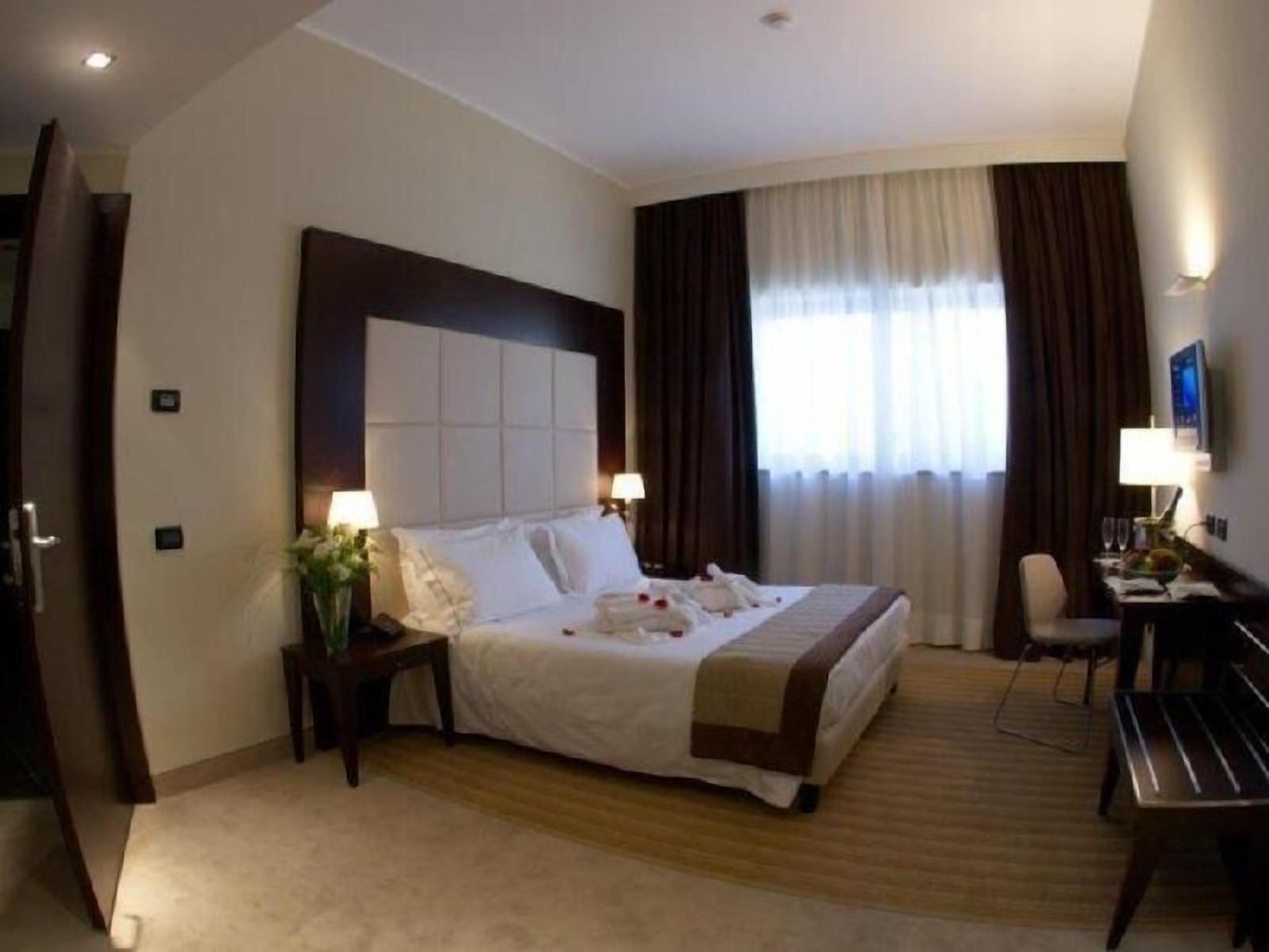 Minibar, caja de seguridad en la habitación y escritorio 