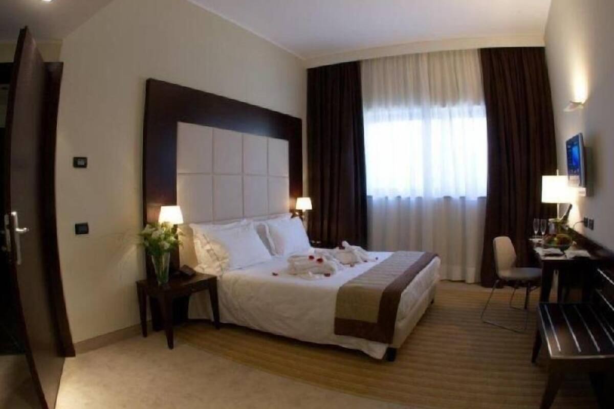 Minibar, caja de seguridad en la habitación y escritorio