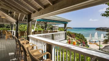 6 bars, 2 bars en bord de piscine, 2 bars de plage