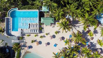 4 utomhuspooler, gratis cabanor och parasoller