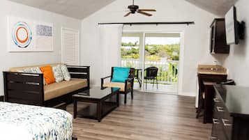 Hochwertige Bettwaren, Zimmersafe, individuell dekoriert, Schreibtisch