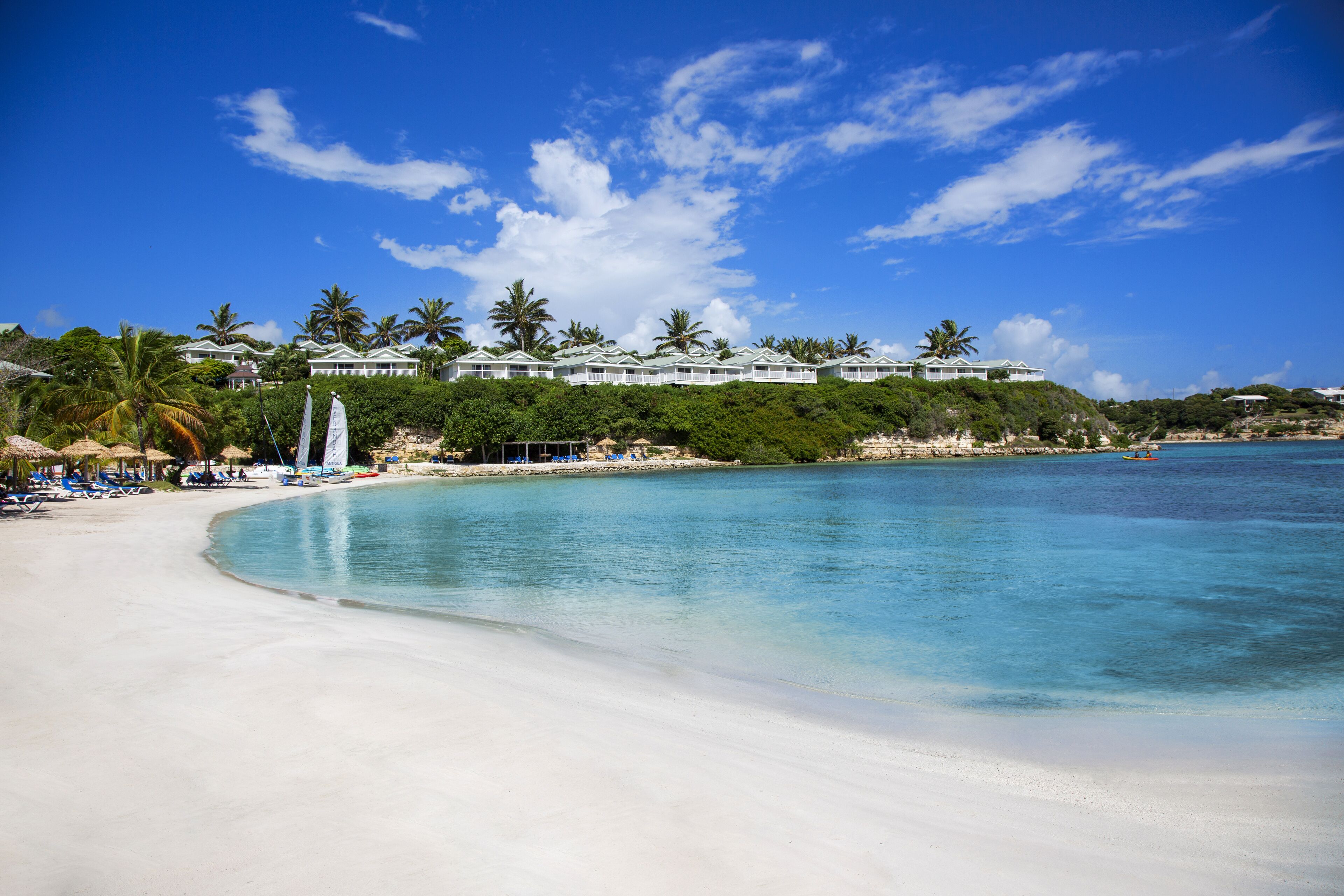 Playa privada, playa de arena blanca, camastros y sombrillas 