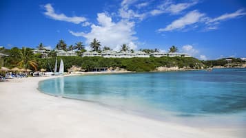 Playa privada, playa de arena blanca, camastros y sombrillas