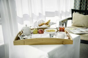 2 restaurants; breakfast, lunch, and dinner served