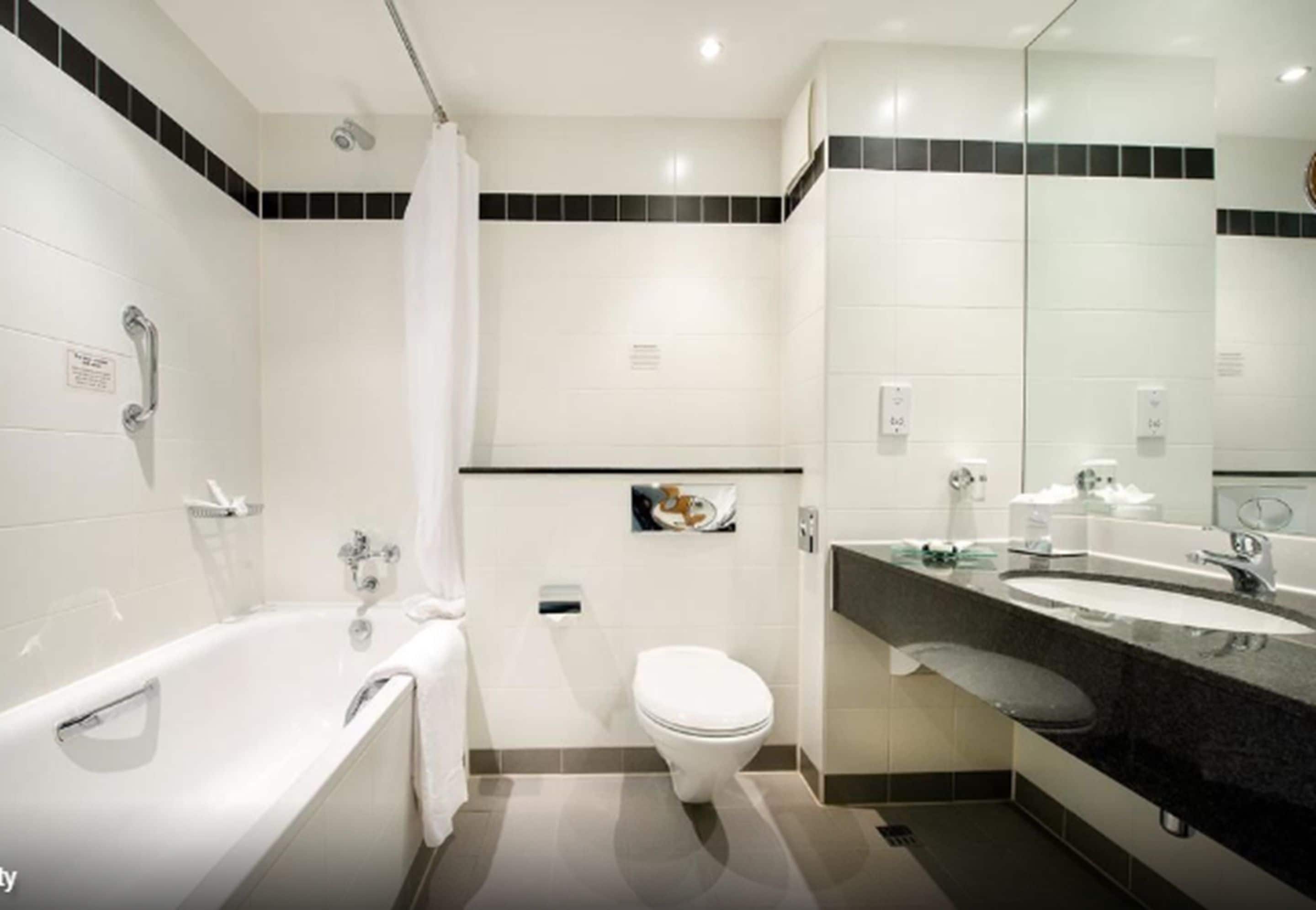 combined shower/bathtub, deep-soaking bathtub, free toiletries