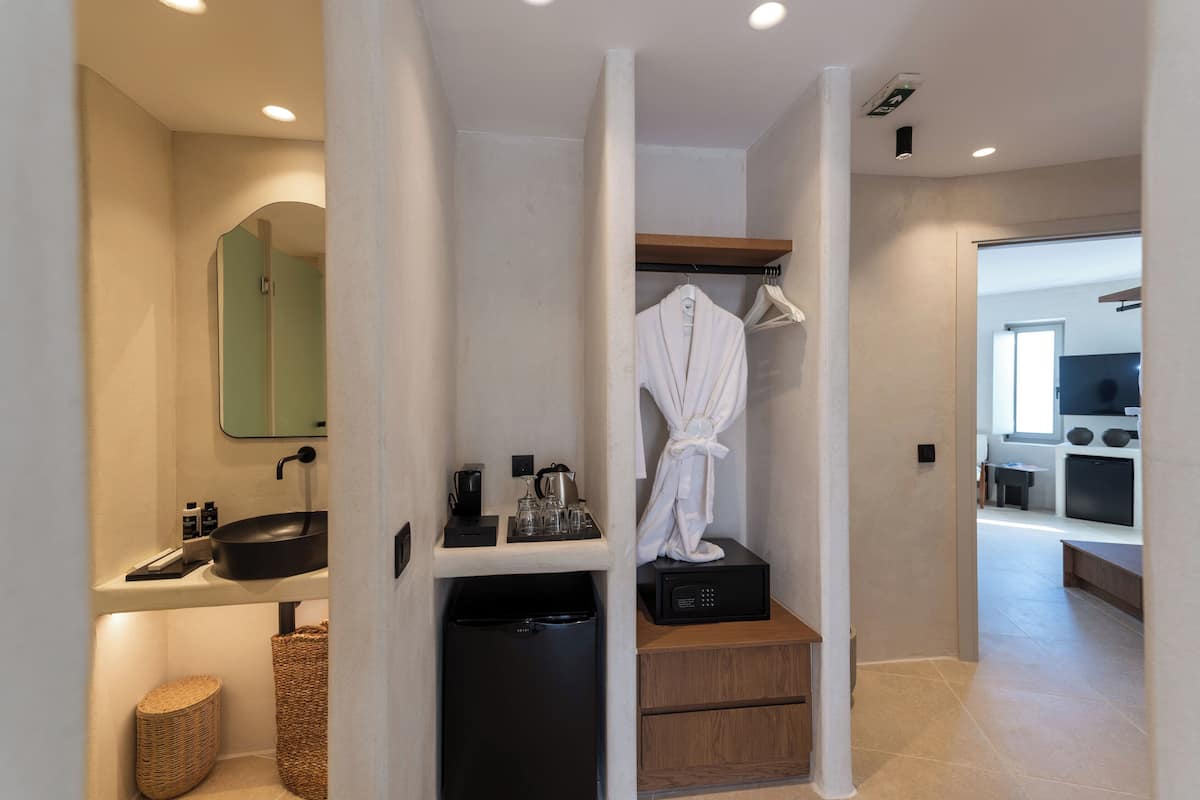 superior suite | 1 bedroom, egyptian cotton sheets, premium bedding, minibar