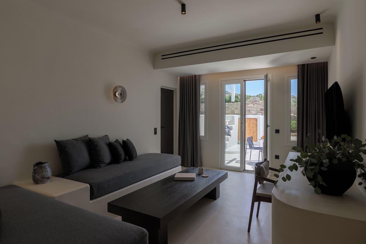 Premium Suite, Sea View (Outdoor Mini Plunge Pool) | Coin séjour | Télévision LCD