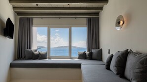 Een moderne woonkamer met een bank en een vensterbank met uitzicht op een schilderachtig panorama.