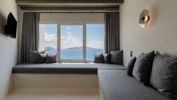 Deluxe Sea View Suite (Outdoor Mini Plunge Pool) | Living area | LCD TV