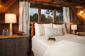 بديكورات فريدة لكل غرفة وطراز فريد لكل وحدة ومكواة/لوح كي