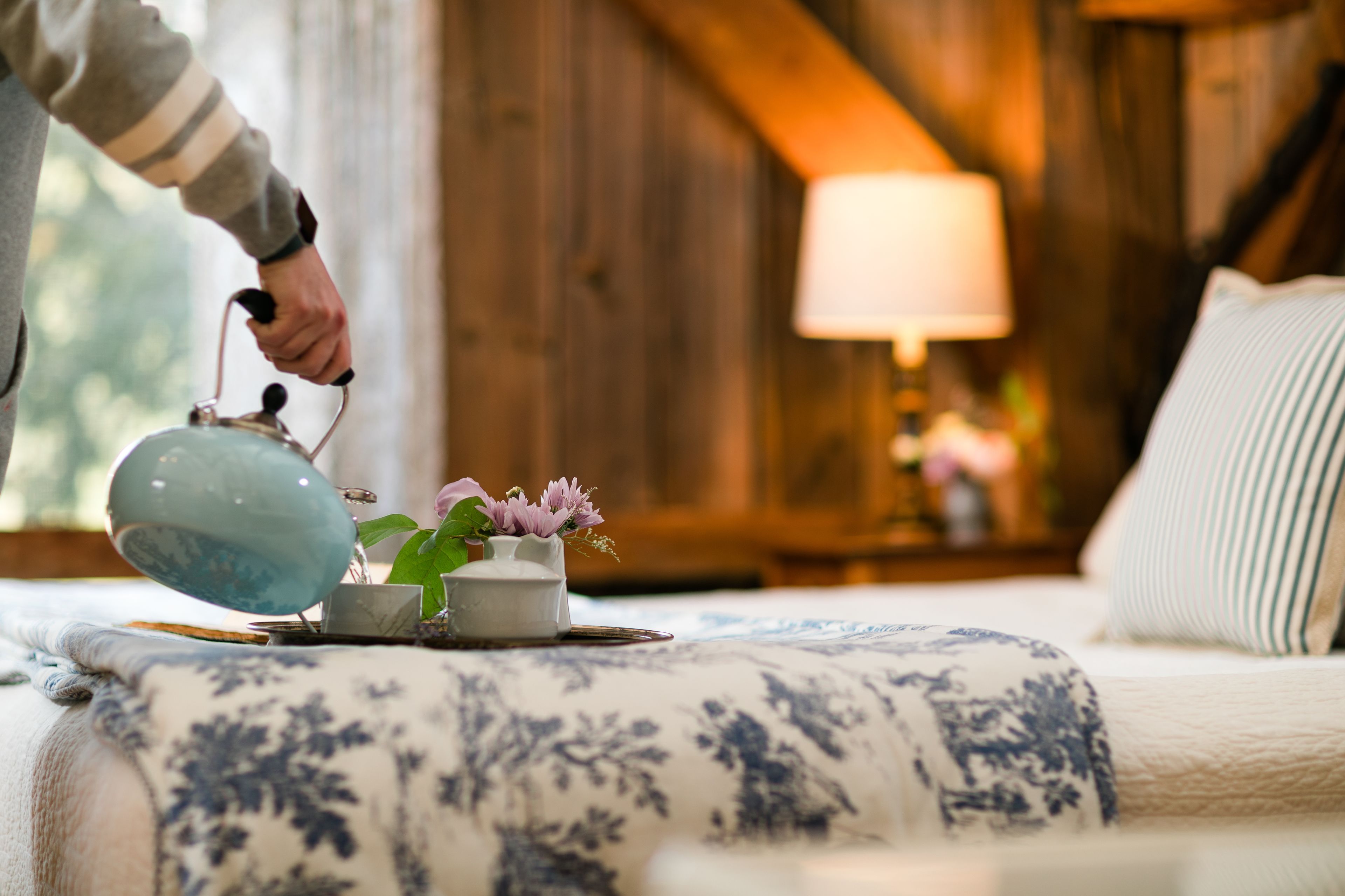 Une pièce confortable avec un lit, une lampe et un objet décoratif sur la table de chevet.