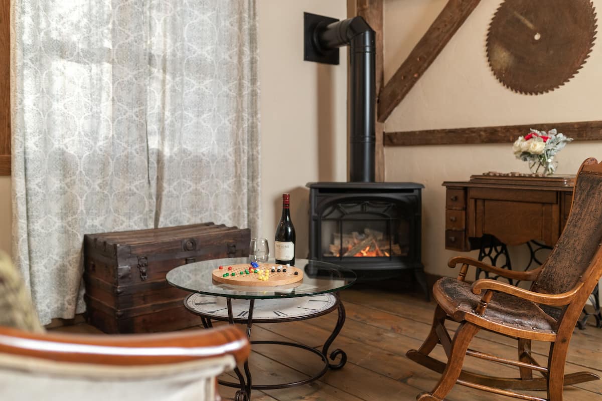 Premium Cottage, 2 Queen Beds | Living area