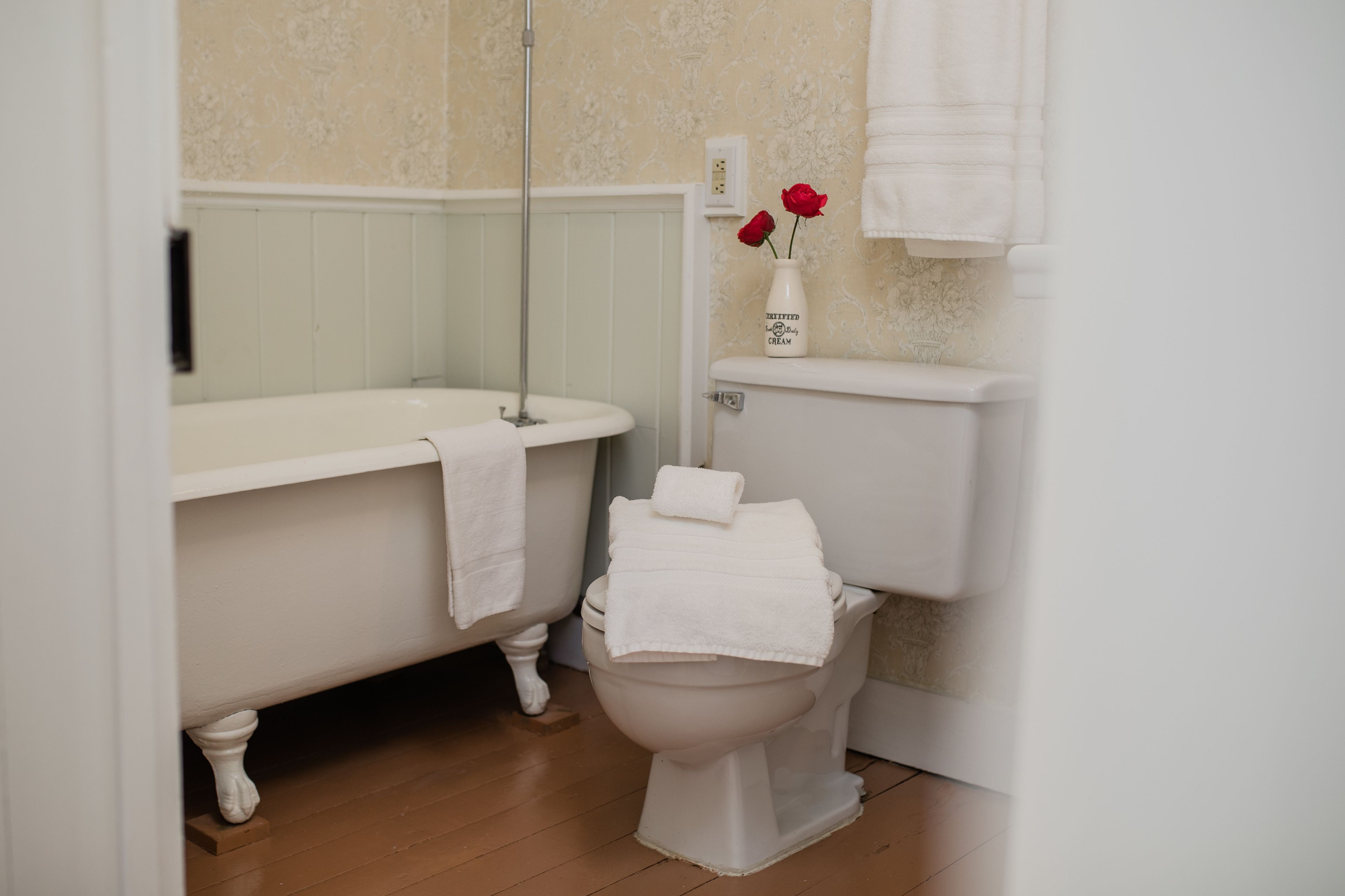Ein Badezimmer mit einer weißen Badewanne, einer Toilette und einem Waschbecken.