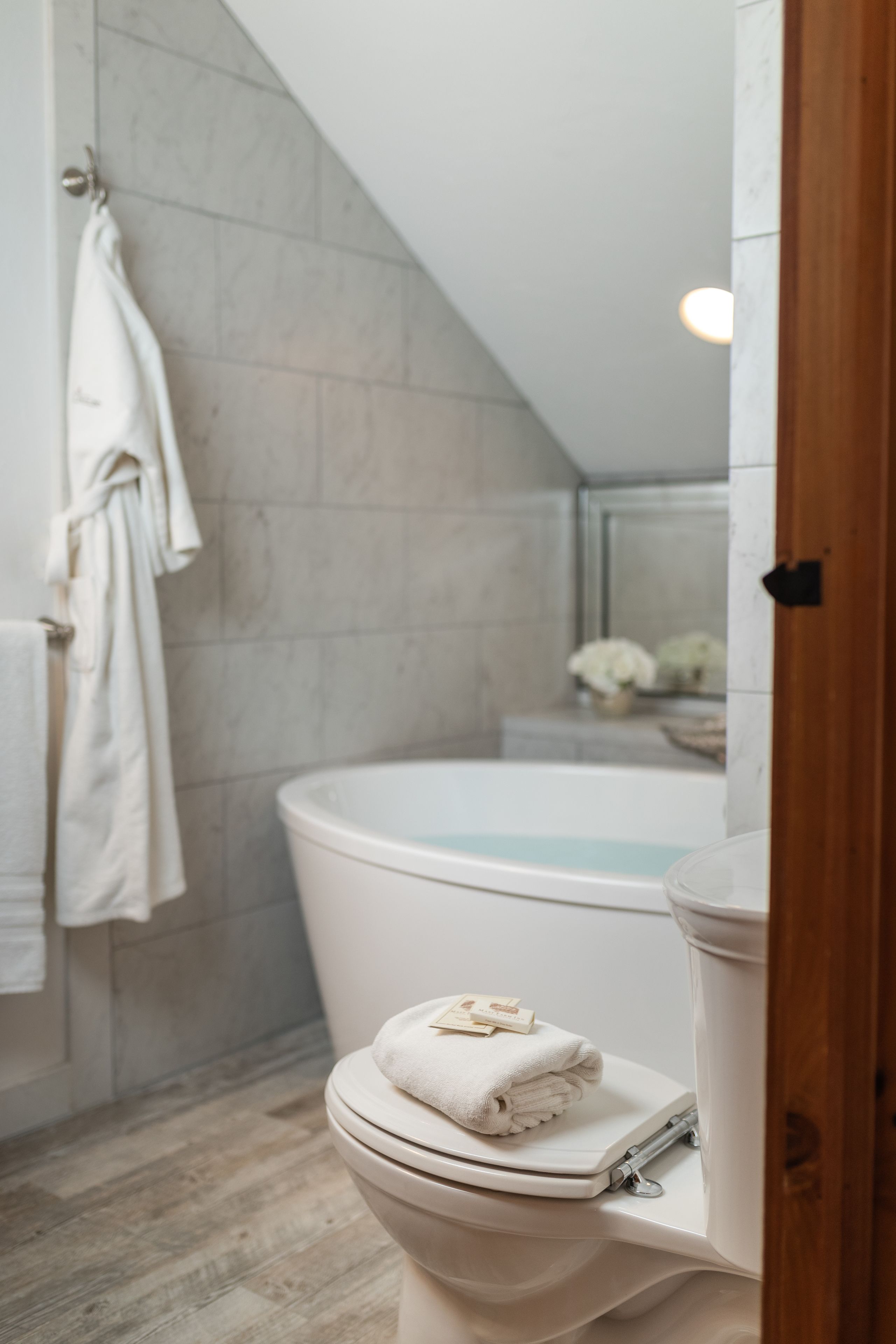 Ein Badezimmer mit Toilette, Handtuchhalter und Badewanne.