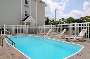 Seasonal outdoor pool - SureStay by Best Western Huntsville East (Huntsville)