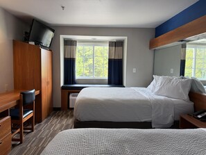 Standaard kamer, 2 queensize bedden, niet-roken, koelkast en magnetron (Pet Friendly) | Een kluis op de kamer, een bureau, een strijkplank/strijkijzer