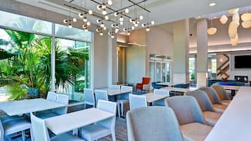 Café da manhã, almoço e jantar