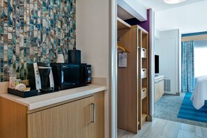 ジュニアスイートキングサイズベッド 1 台禁煙 | 低刺激性寝具、デスク、遮光カーテン、アイロン / アイロン台