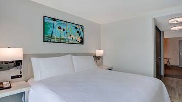Suíte Júnior, Uma cama King, Não-fumante | Roupas de cama antialérgicas, escrivaninha, cortinas blackout