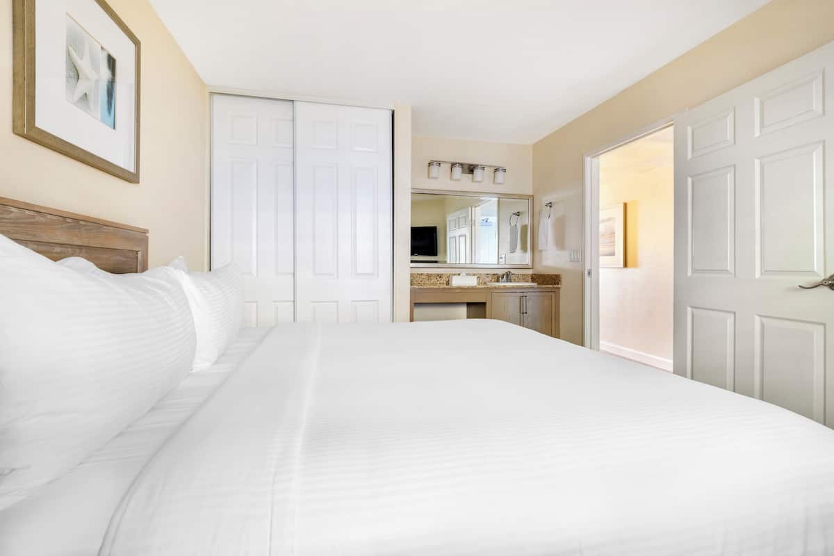 1 Bedroom Ocean View King Suite with Balcony