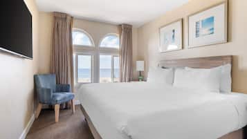 Habitación, 2 habitaciones, vistas al mar | Espacio para trabajar con un portátil y ropa de cama