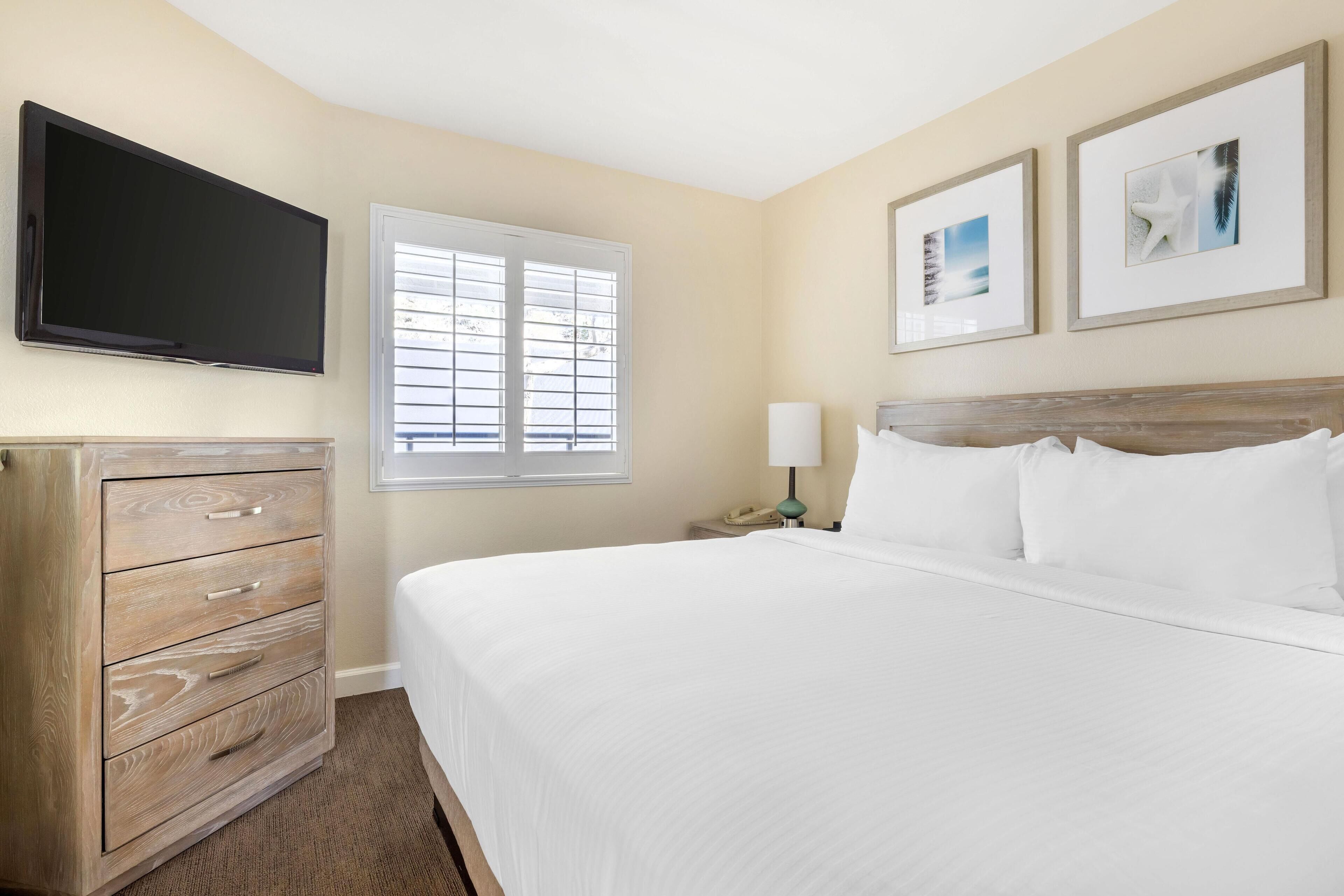 Espacio para trabajar con laptop y ropa de cama 