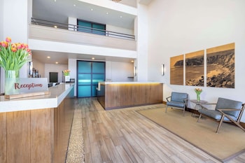 Reception area at Hilton Vacation Club Riviera Beach & Shores