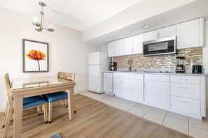 大型冷蔵庫、電子レンジ、コンロ、食器洗い機