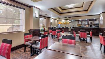 Bao gồm bữa sáng đầy đủ hàng ngày