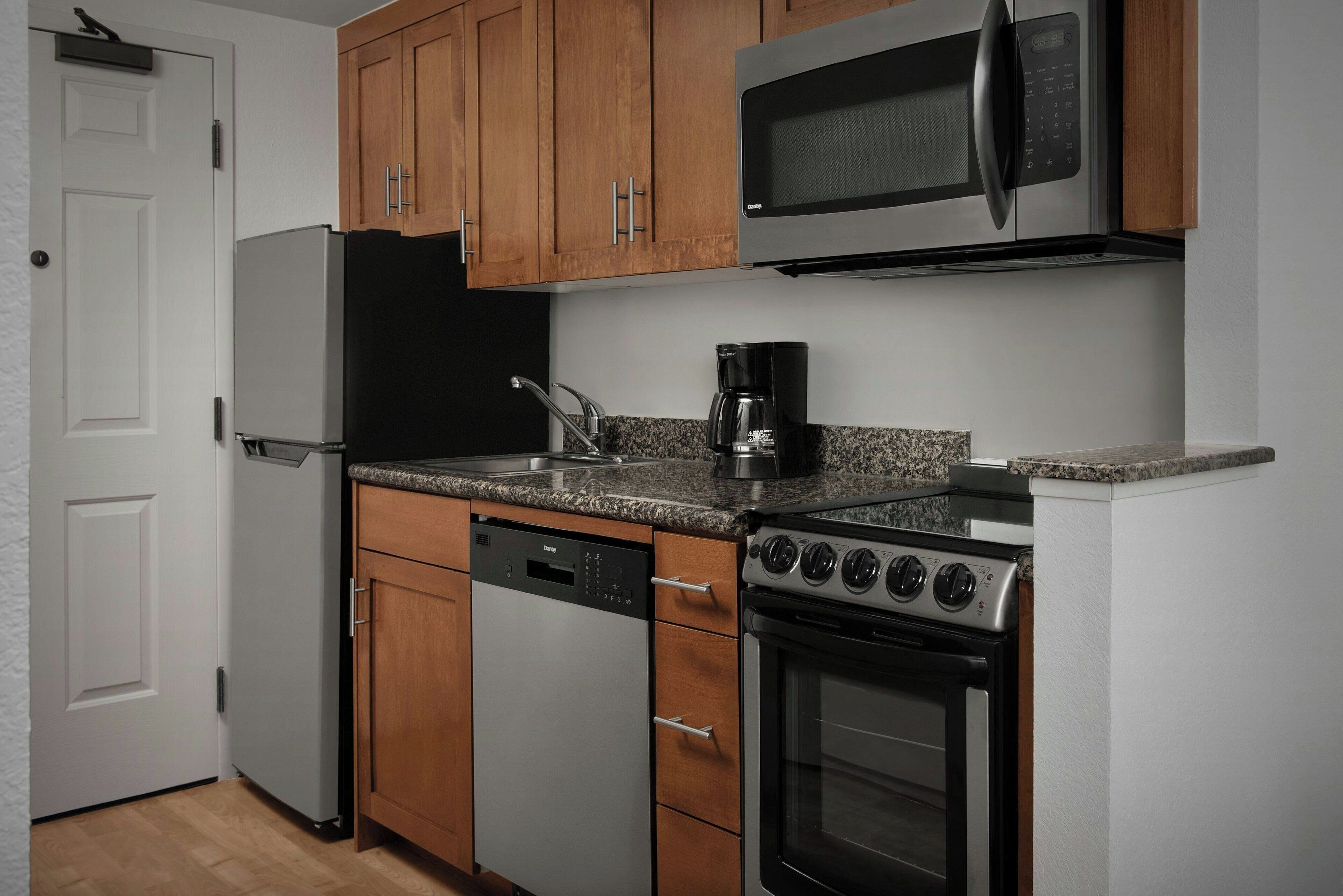 suite, 1 bedroom, non smoking | private kitchen | full-sized fridge, microwave, stovetop, dishwasher