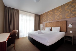 Quarto casal clássico | Roupas de cama premium, camas Select Comfort, cofres nos quartos