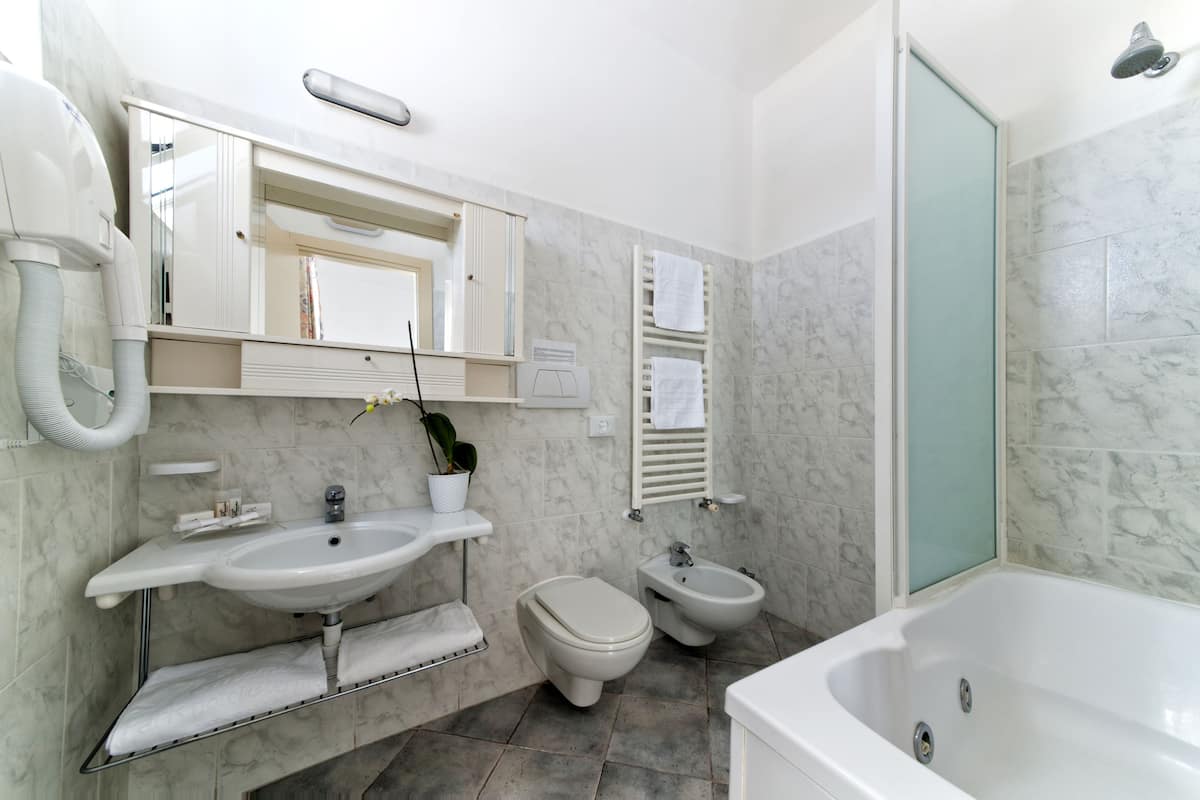 panoramic double room (with access to thermal park) | bathroom | hair dryer, slippers, bidet, towels