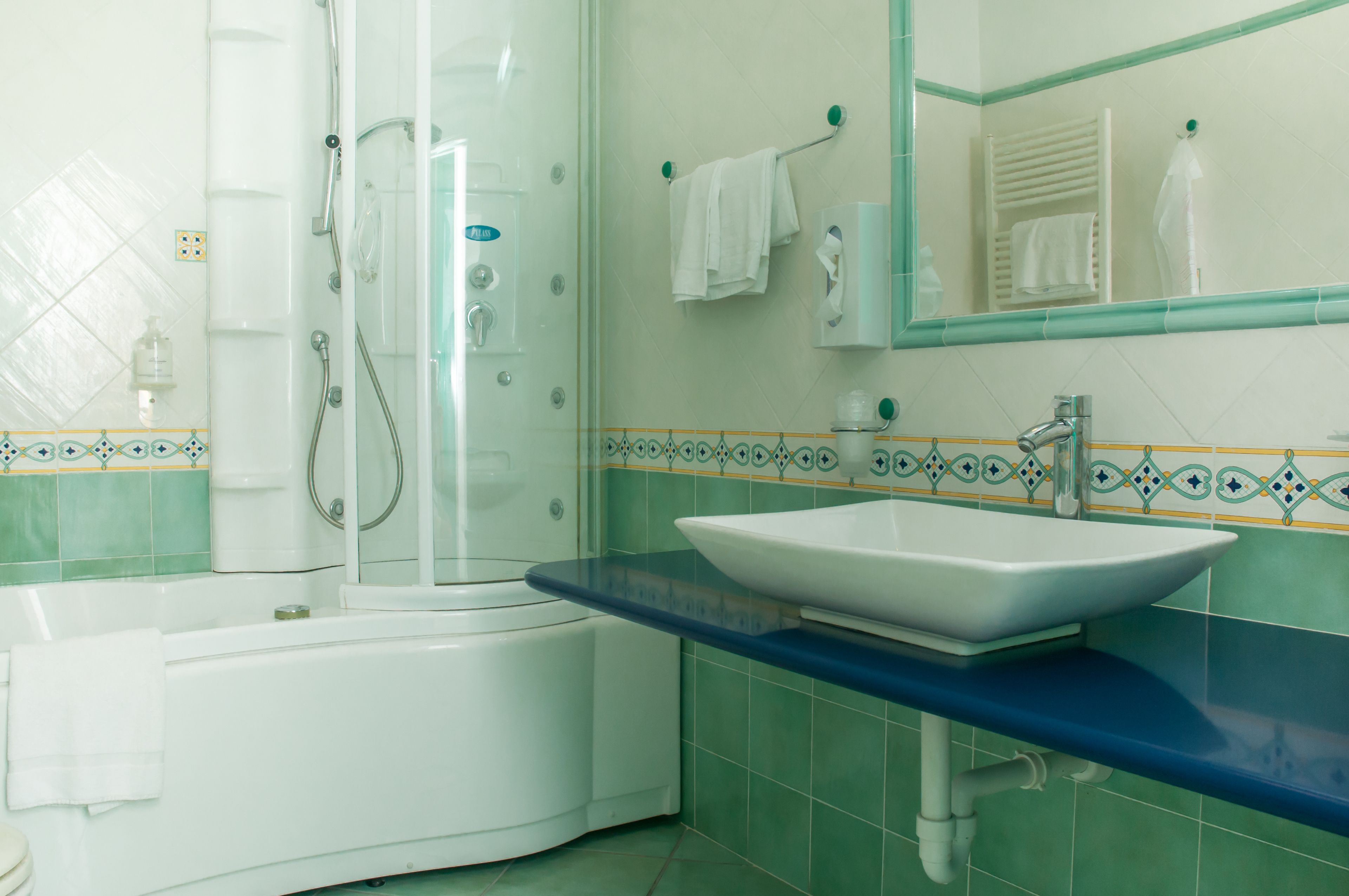 junior suite, sea view (with access to thermal park) | bathroom | hair dryer, slippers, bidet, towels