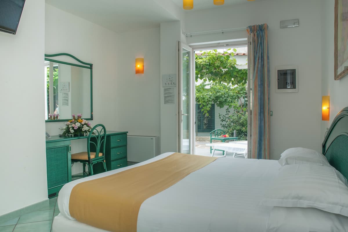 Executive dubbelrum eller tvåbäddsrum (with access to Thermal Park) | Värdeförvaringsskåp på rummet, skrivbord, gratis wi-fi och sängkläder