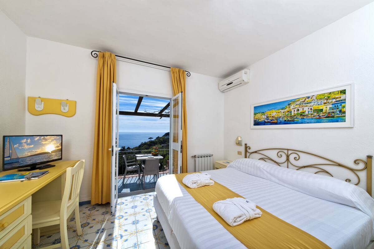 panoramic double room (with access to thermal park) | in-room safe, desk, free wifi, bed sheets