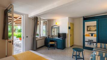 Suite – junior (with access to Thermal Park) | Safe på rommet, skrivebord, wi-fi (inkludert) og sengetøy