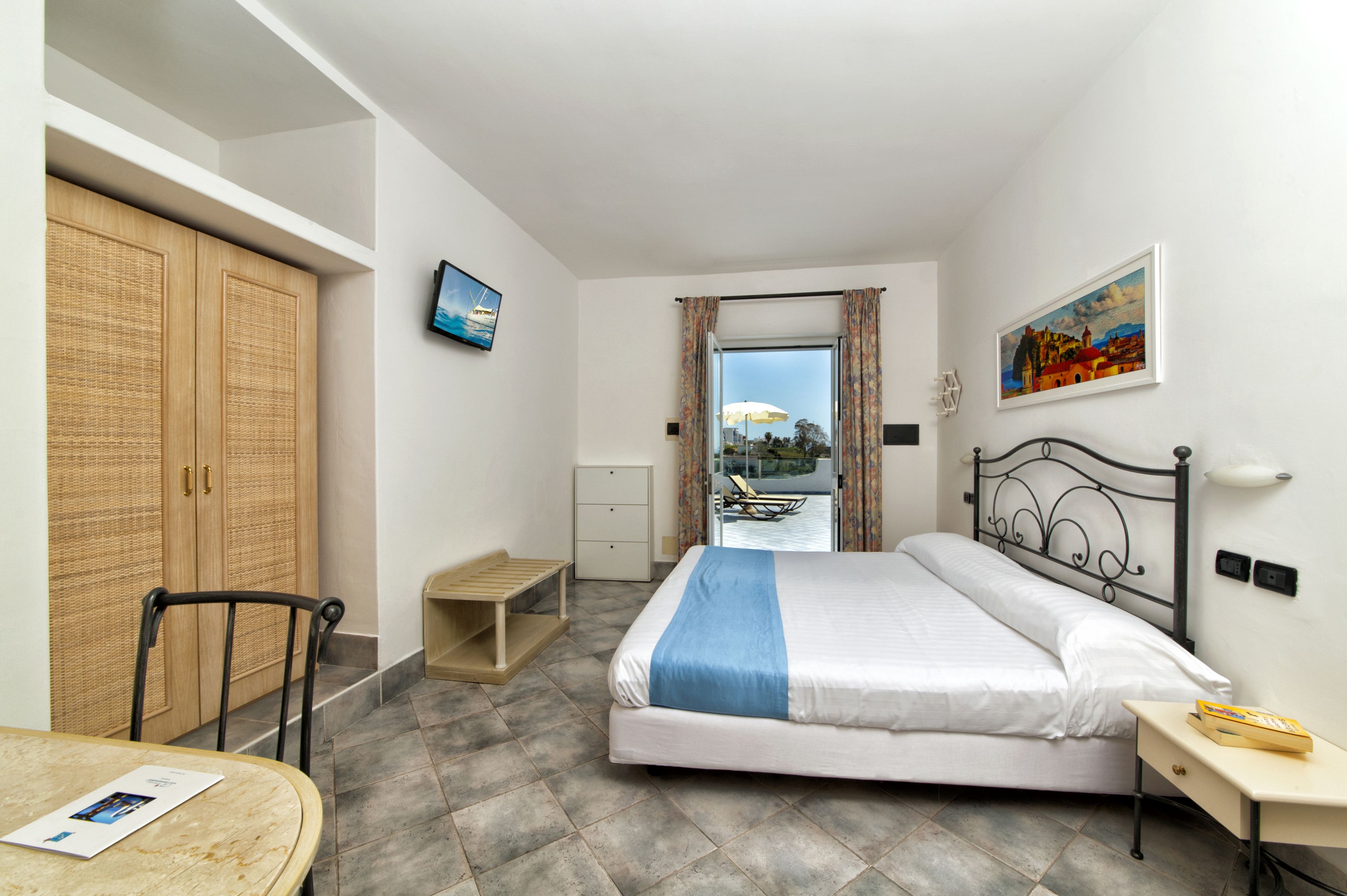 panoramic double room (with access to thermal park) | in-room safe, desk, free wifi, bed sheets