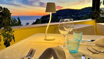 2 bars/lounges, poolside bar, beach bar