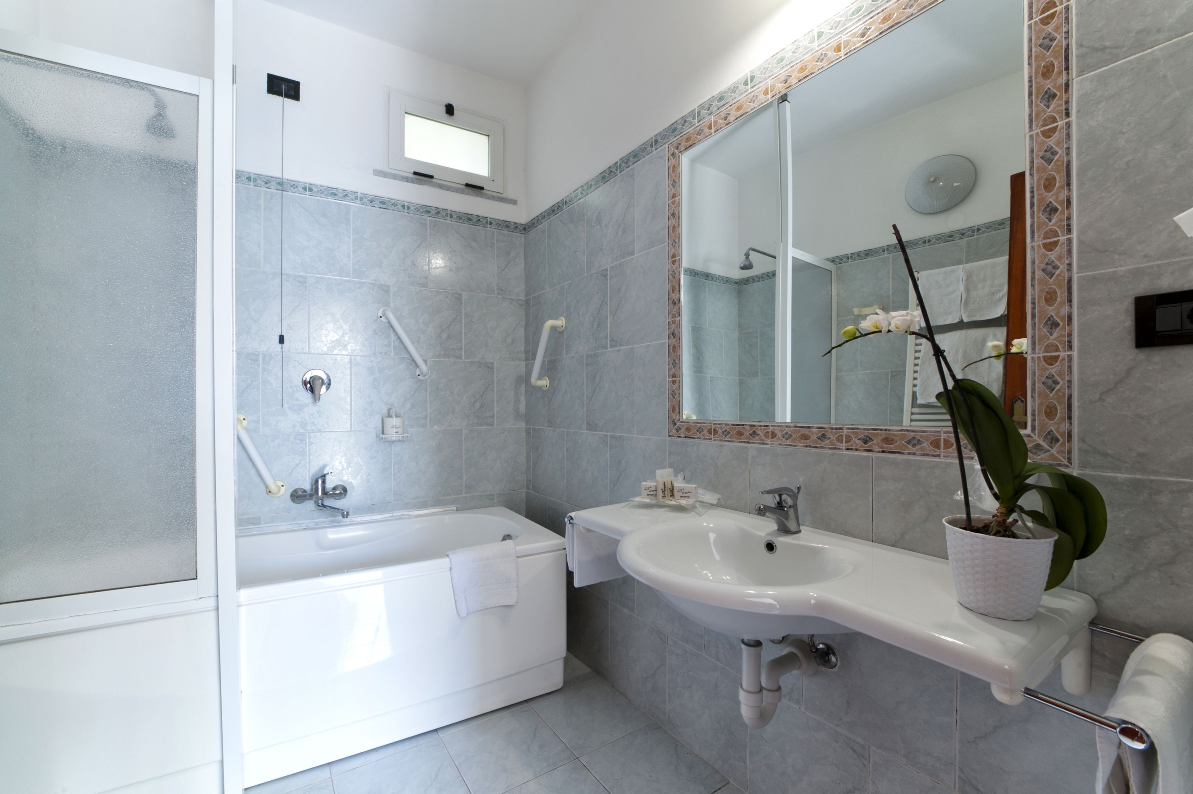 executive double or twin room (with access to thermal park) | bathroom | hair dryer, slippers, bidet, towels