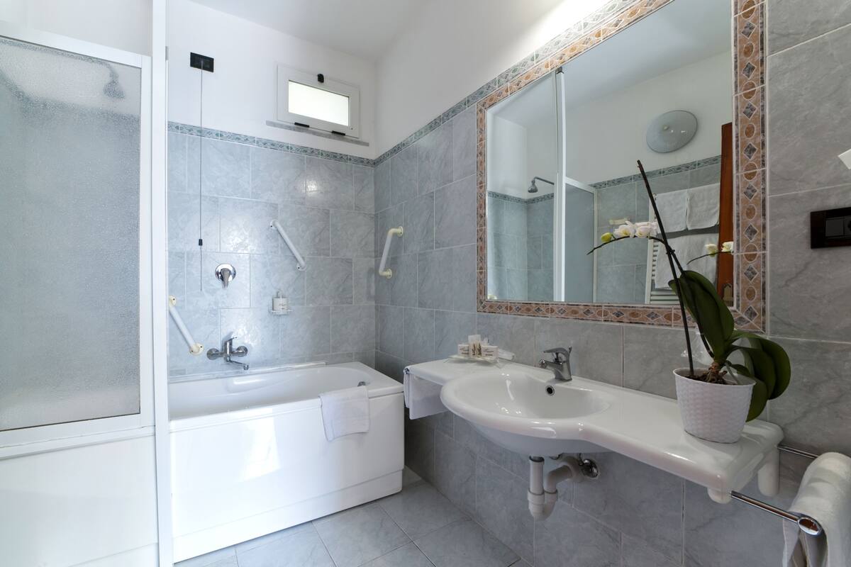 executive double or twin room (with access to thermal park) | bathroom | hair dryer, slippers, bidet, towels