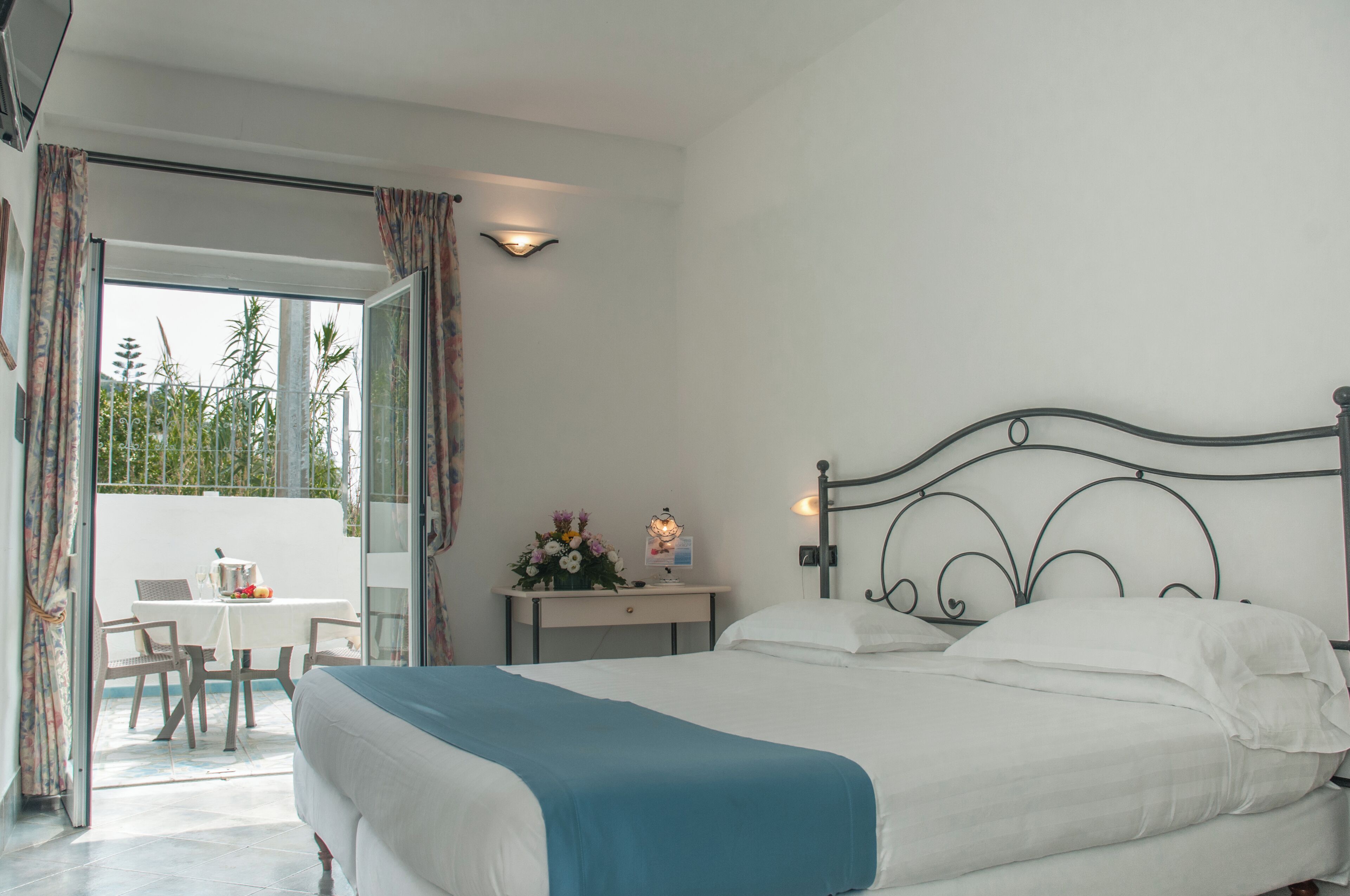 In-room safe, desk, WiFi (free), bed sheets