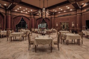 3 restaurants, breakfast, lunch, dinner served; Italian cuisine - Stella Golf Hotel (Ataqah)