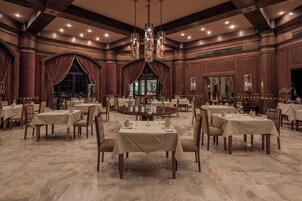 3 restaurantes; se sirve desayuno, almuerzo y cena; cocina italiana