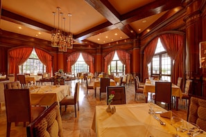 3 restaurants; breakfast, lunch and dinner served  - Stella Golf Hotel (Ataqah)