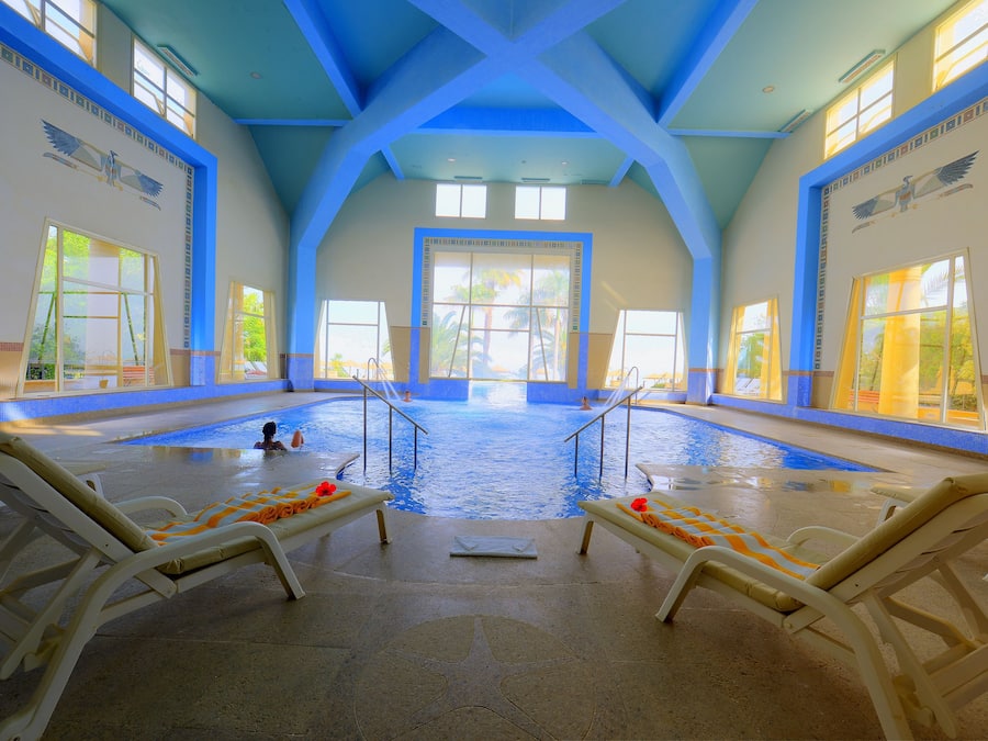 Außenpool, geöffnet von 08:00 Uhr bis 18:00 Uhr, Sonnenschirme